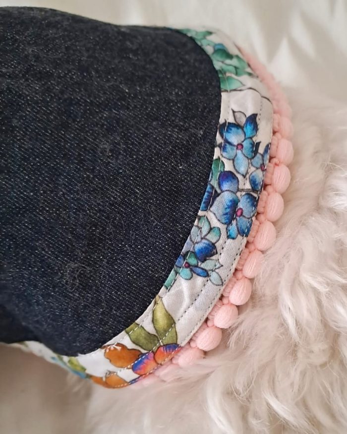 Baisesmamain Pet Couture - Cecilia Benetti Design - Doggy Coat- cappotto jeans per cani con pompon rosa dettaglio