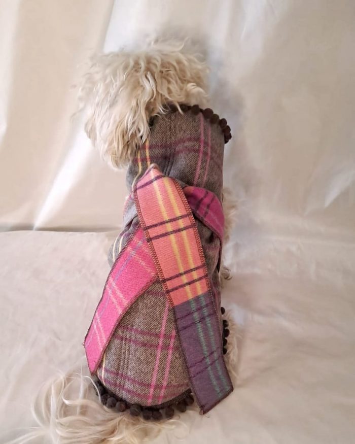 Baisesmamain Pet Couture - Cecilia Benetti Design - Doggy Coat- cappotto lana per cani cashmere quadro mulicolor rosa indossato dietro