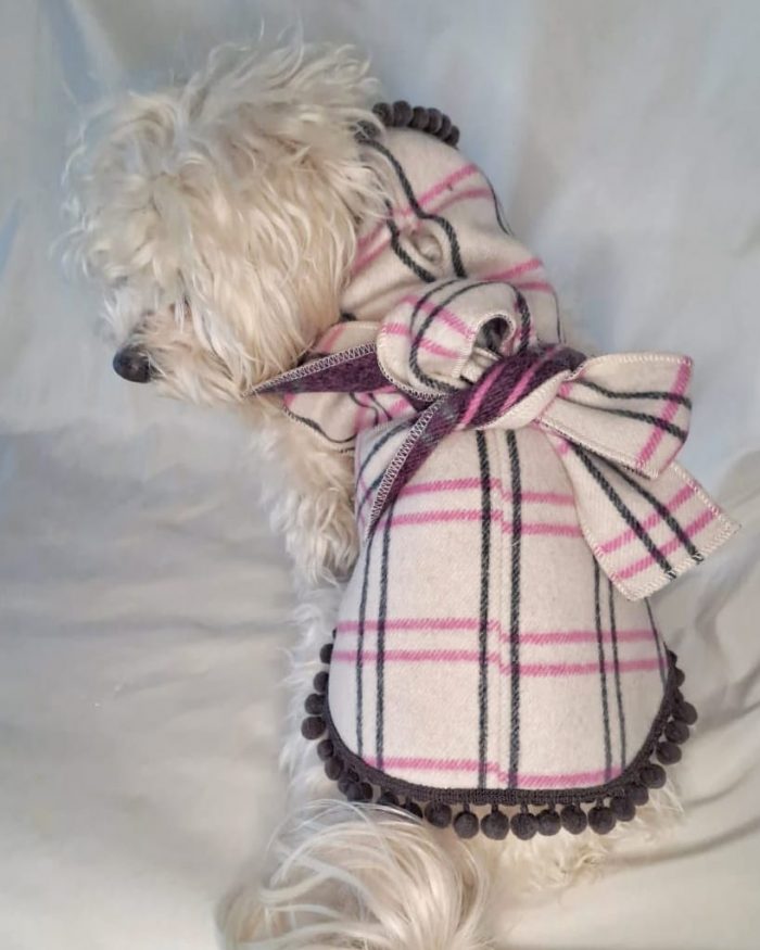 Baisesmamain Pet Couture - Cecilia Benetti Design - Doggy Coat- cappotto lana per cani cashmere quadro rosa indossato dietro