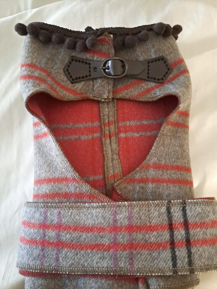 Baisesmamain Pet Couture - Cecilia Benetti Design - Doggy Coat- cappotto lana per cani cashmere quadro rosso grigio fronte