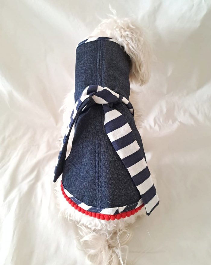 Baisesmamain Pet Couture - Cecilia Benetti Design - Doggy Coat- cappotto per cani jeans pompon rosso dietro