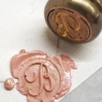 Timbro in ceralacca simbolo di autenticità nella comunicazione.