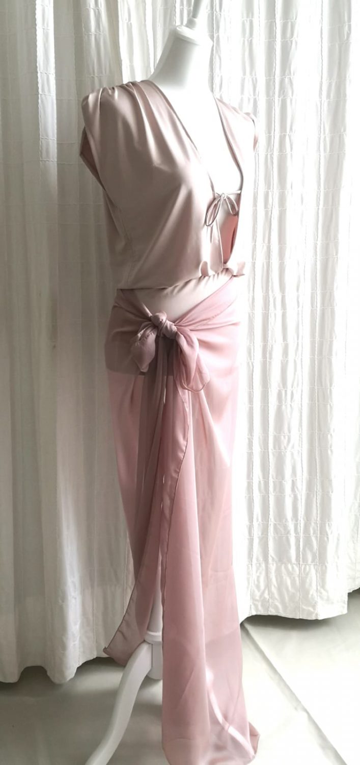 Baisesmamain - Cecilia Benetti Design-ètè - costume intero rosa cipria con lungo pareo abbinato. realizzato a mano in italia