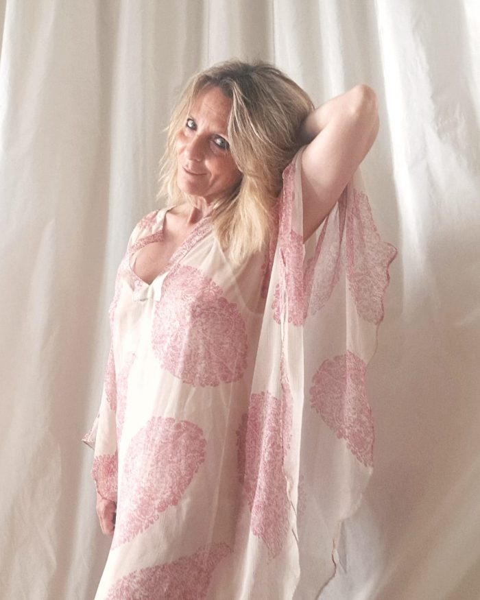Baisesmamain Couture - Cecilia Benetti Design - Butterfly - caftano sartoriale seta donna indossato piume rosa