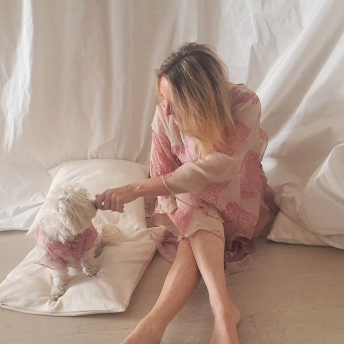 Baisesmamain Pet Couture - Cecilia Benetti Design - Doggy Chemise- camicia sartoriale per cani e Butterfly - caftano donna coordinato piume rosa