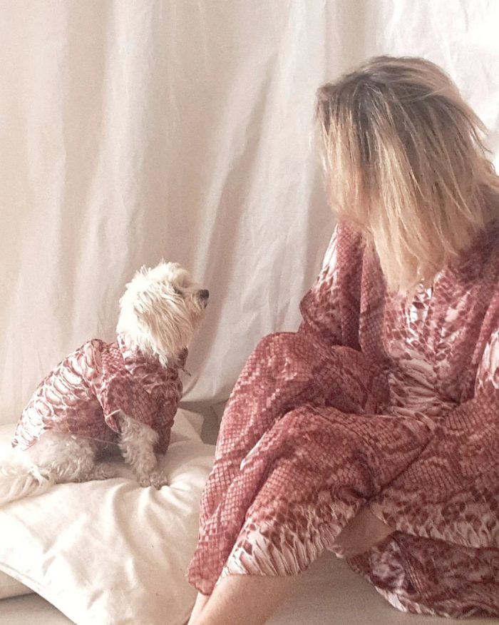 Baisesmamain Pet Couture - Cecilia Benetti Design - Doggy Chemise- camicia sartoriale per cani e Butterfly - caftano donna coordinato rettile mattone