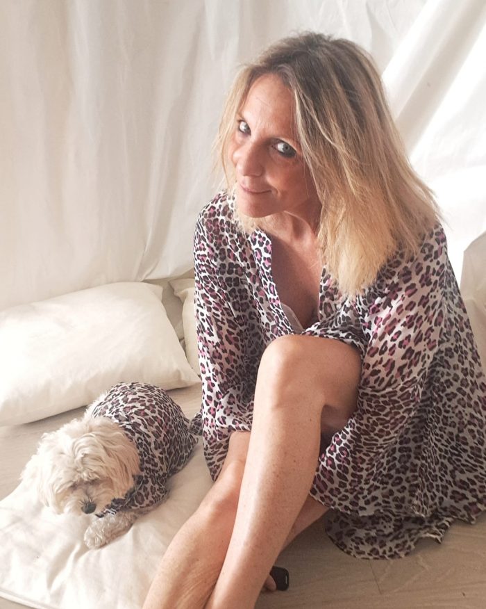 Baisesmamain Pet Couture - Cecilia Benetti Design - Doggy Chemise- camicia sartoriale per cani maculato viola e Butterfly - caftano donna coordinato