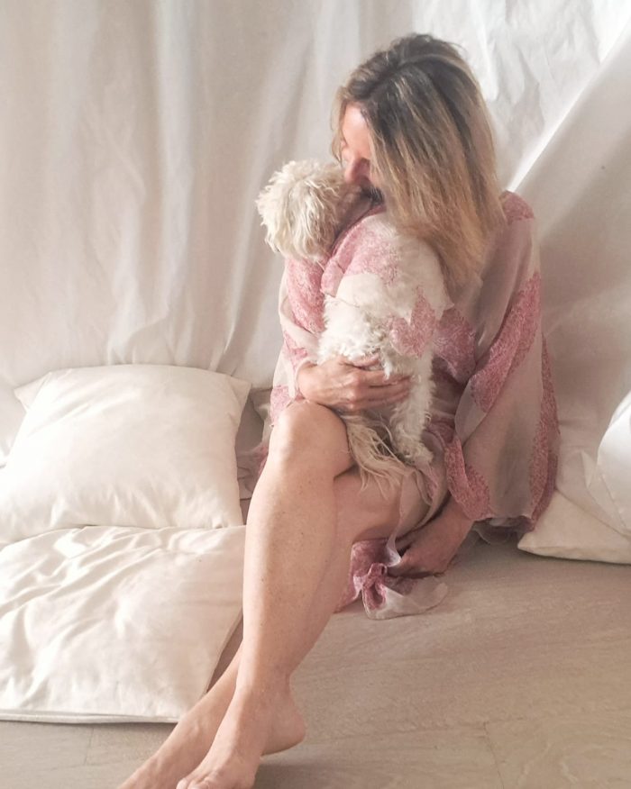 Baisesmamain Pet Couture - Cecilia Benetti Design - Doggy Chemise- camicia sartoriale per cani piume rosa e Butterfly - caftano donna coordinato
