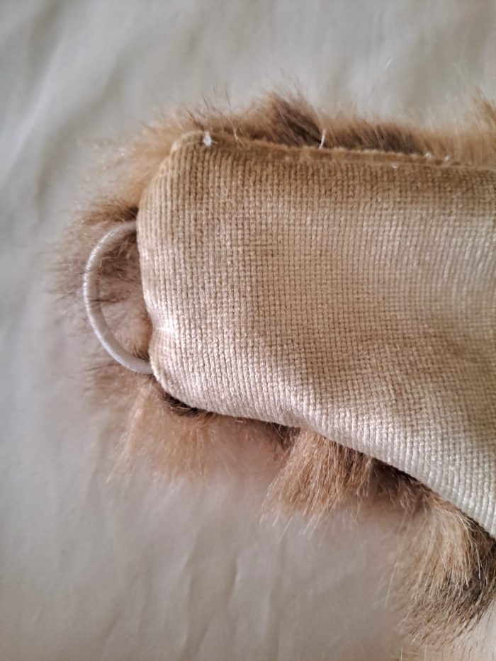 Baisesmamain Pet Couture - Cecilia Benetti Design - Doggy Winter Ecofur - pelliccia cani piccola taglia - elastico chiusura martingala - dettagli artigianali - realizzato a mano