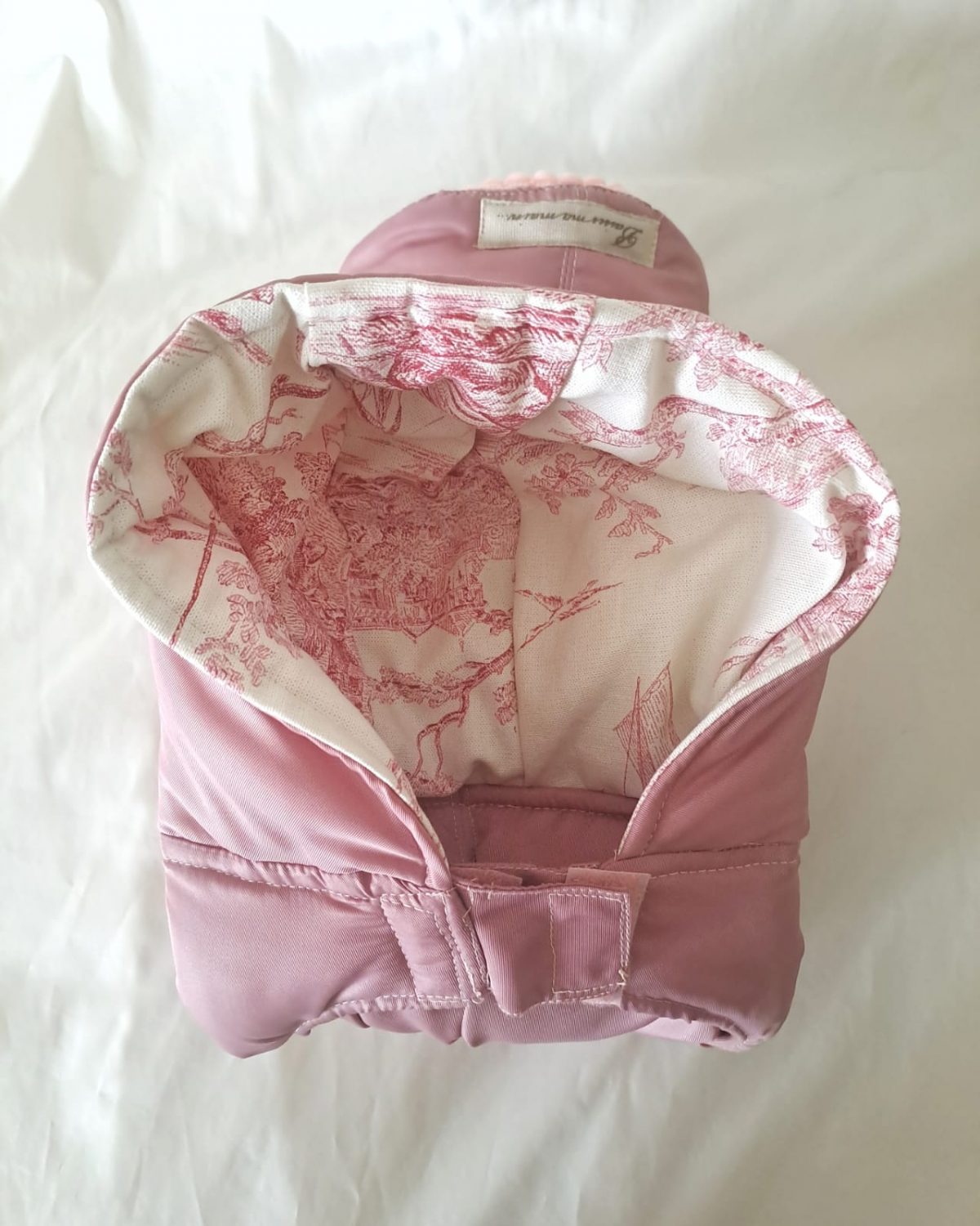 Doggy Winter Snow- piumino cani piccola taglia. Morbilo, caldo e rarffinato. Dettaglio interno cappuccio in toile de jouy Baisesmamain Pet Couture - Cecilia Benetti Design - Doggy Winter Snow- piumino cani piccola taglia su misura - dettaglio interno cappuccio