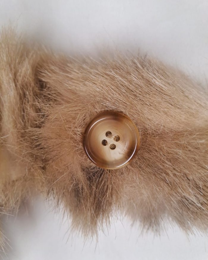 Baisesmamain Pet Couture - Cecilia Benetti Design - Doggy Winter ecofur - pelliccia cani piccola taglia - bottone per martingala - dettagli artigianali