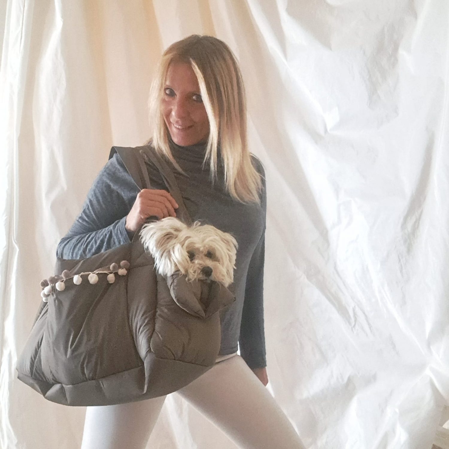 Baisesmamain - Cecilia Benetti Design -Doggy Rainy Bag - donna con borsa impermeabile e cane seduto dentro