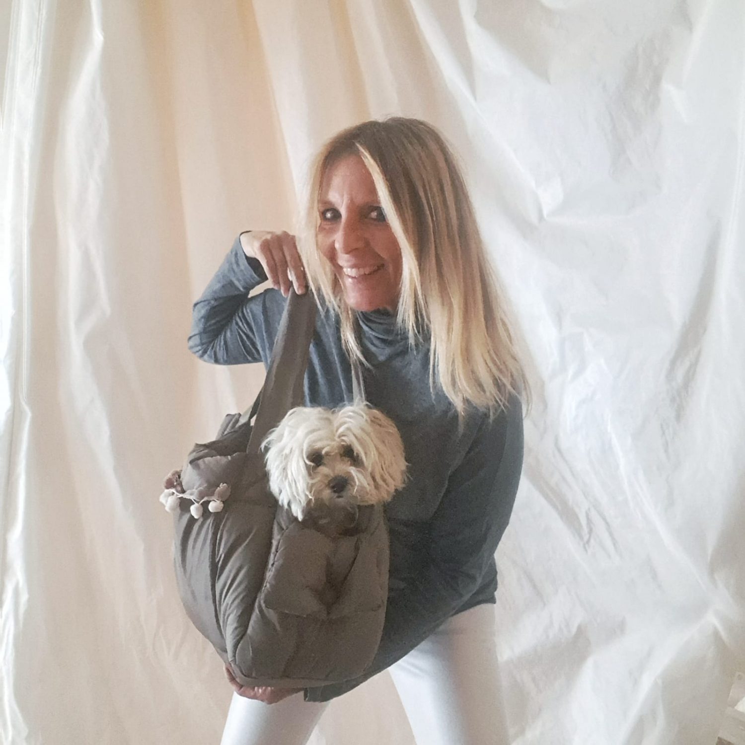 Olga ed io, pronte per ogni avventura anche sotto la pioggia! Baisesmamain - Cecilia Benetti Design -Doggy Rainy Bag - borsa impermeabile per cani piccola taglia donna con cagnolina in borsa impermeabile