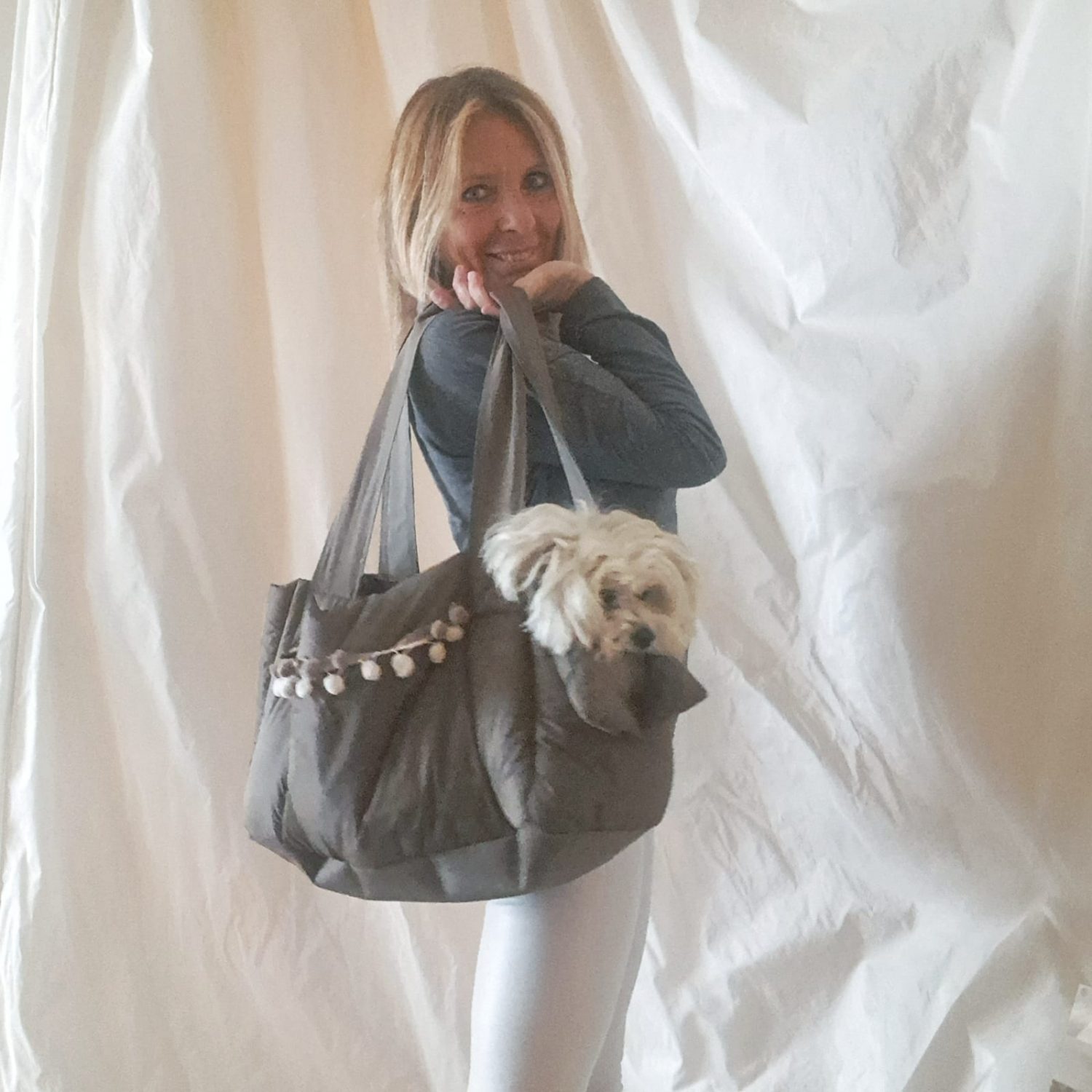 lga, sei pronta? andiamo! Stile a 2 e 4 zampe! anche nei giorni grigi! Baisesmamain Pet Couture- Cecilia Benetti Design -Doggy Rainy Bag - borsa impermeabile e imbottita per cani piccola taglia donna e cagnolina in borsa antipioggia per cagnolini piccola taglia