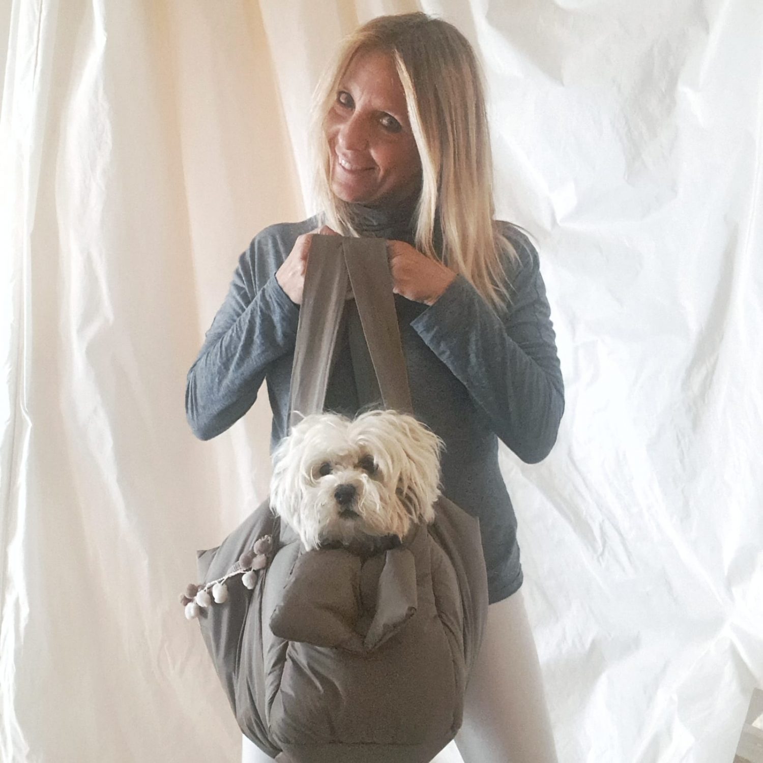 Doggy Rainy Bag, la nostra borsa impermeabile. Stile, comfort e tante coccole! Baisesmamain Pet Couture- Cecilia Benetti Design -Doggy Rainy Bag - borsa impermeabile e imbottita per cani piccola taglia. donna con cagnolina piccola taglia in borsa impermeabile