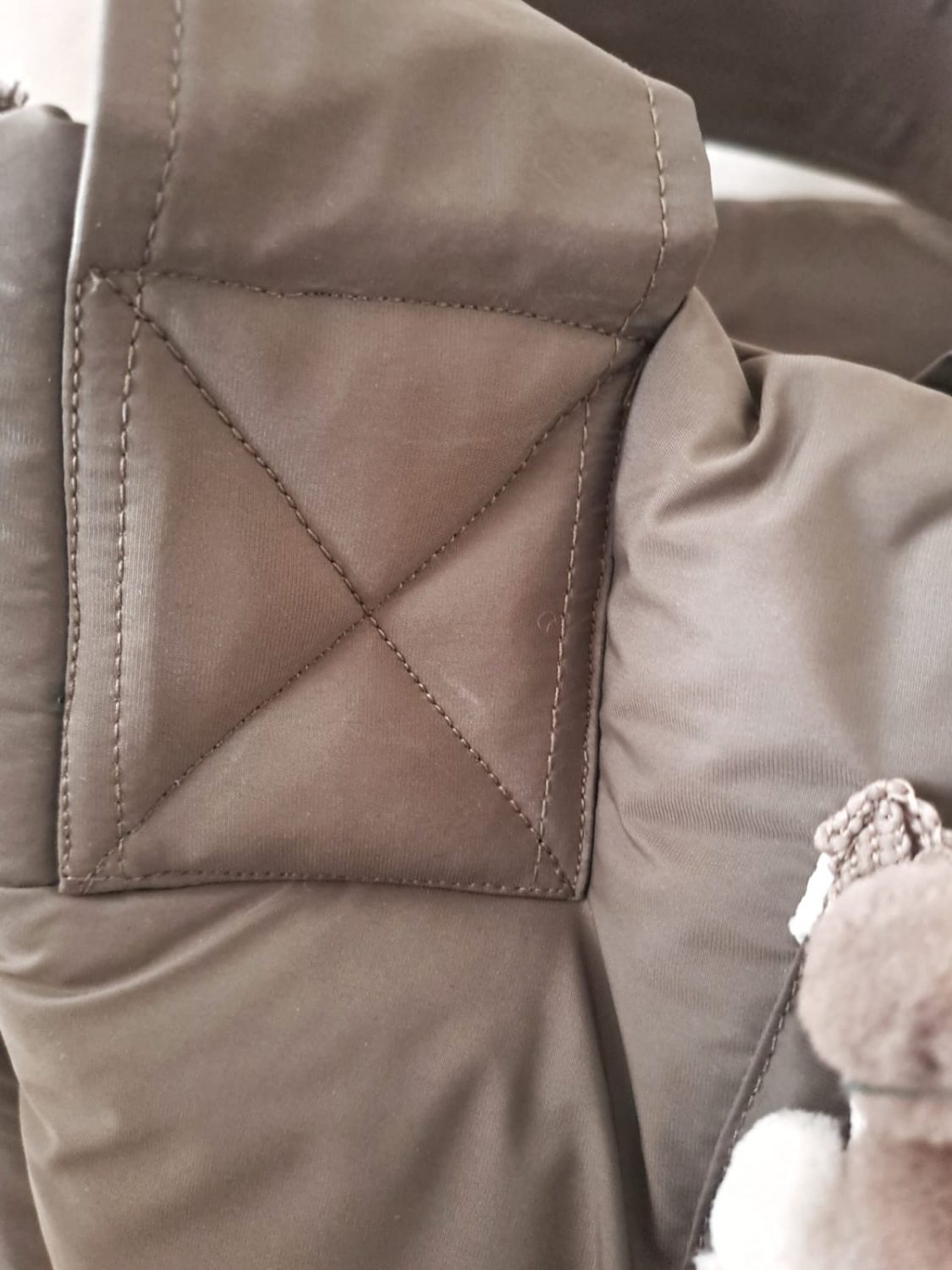 Le cuciture sono resistenti e consentono di trasportare cagnolini di al massimo 5-6 kg! baisesmamain pet couture cecilia benetti design doggy rainy bag borsa impermeabile per cani. cuciture resistentki dettagli artigianali