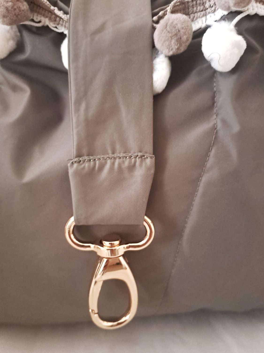 Ogni Doggy Bag è dotata di cintura di sicurezza Baisesmamain pet couture-Cecilia-Benetti-Design-Doggy Rainy -Bag- borsa impermeabile per cani cintura di sicurezza