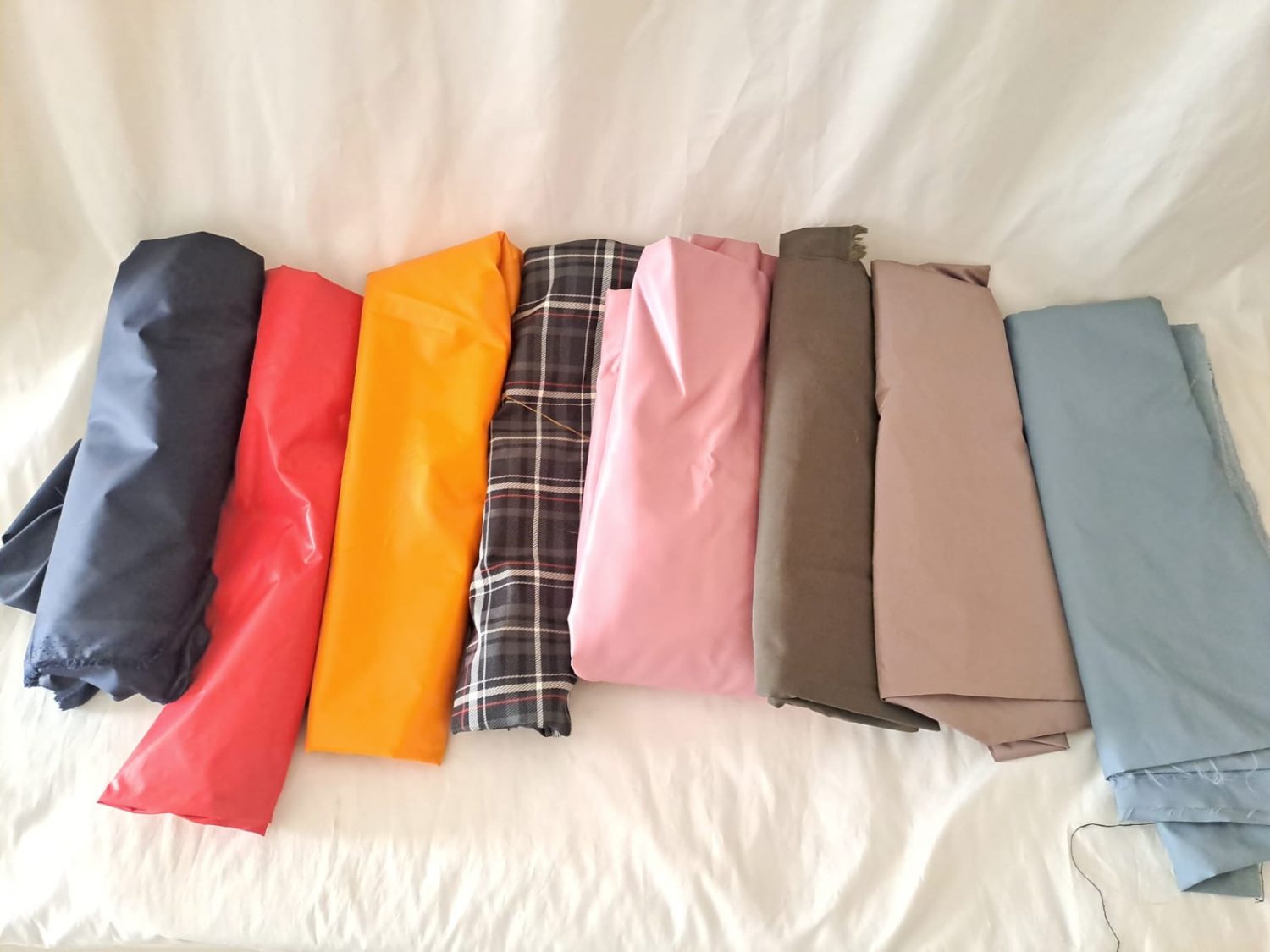 E tu di che colori vuoi la tua DOGGY RAINY BAG? Puoi personalizzarla come più ti piace! Baisesmamain pet couture-Cecilia-Benetti-Design-Doggy Rainy -Bag- borsa impermeabile per cani colori personalizzati