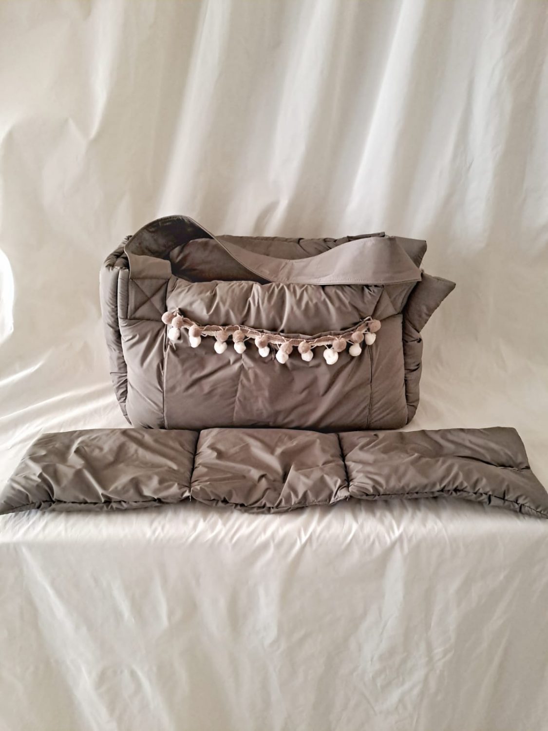 DOGGY RAINY BAG è dotata di un pratico e morbido cuscino estraibile per regalare a Fido il miglior comfort! Baisesmamain pet couture-Cecilia-Benetti-Design-Doggy Rainy -Bag- borsa impermeabile per cani piccola taglia cuscino interno