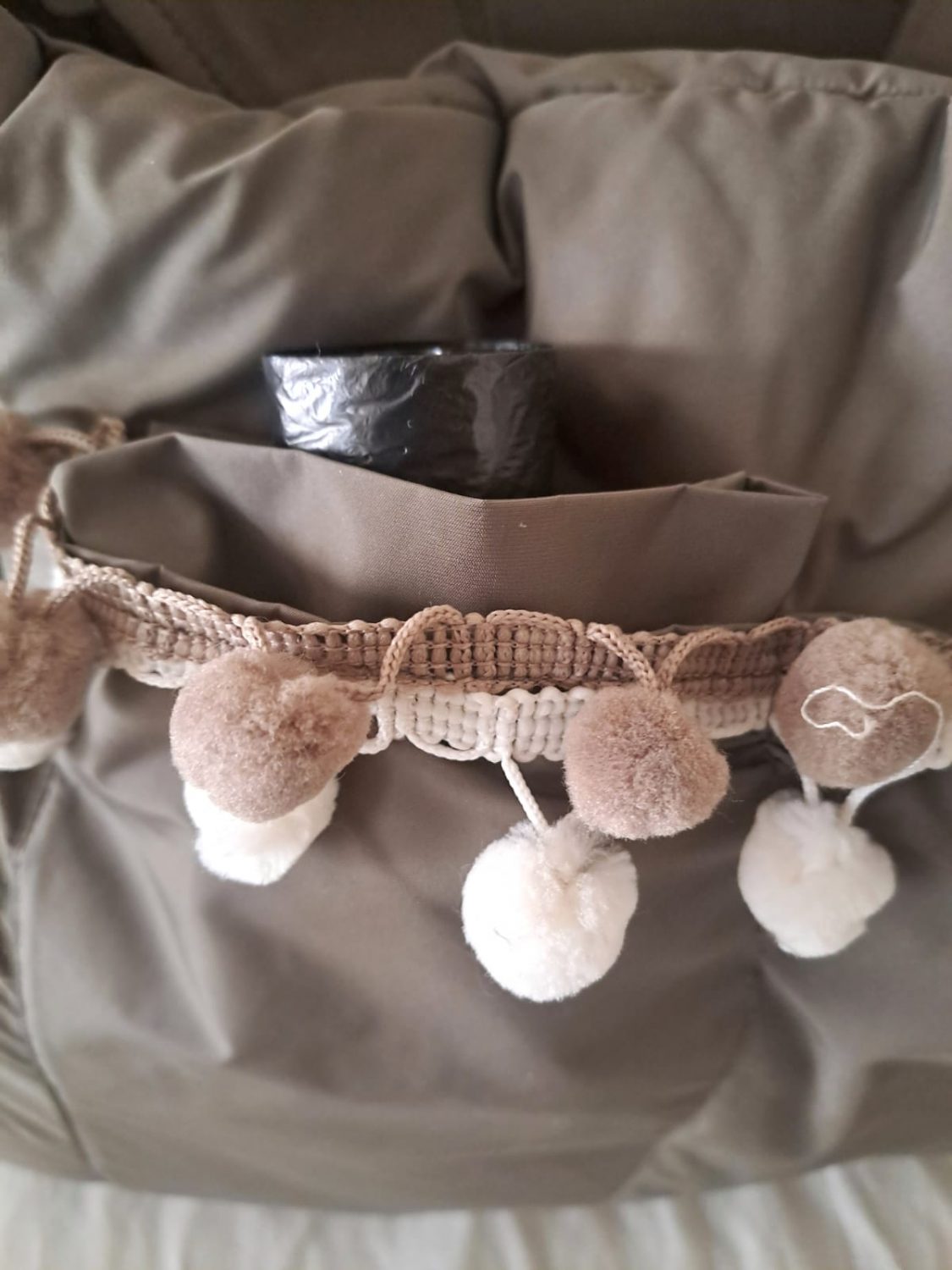 Porta sacchettini igenici coordinato in dotazione. Pratico e discreto! Baisesmamain pet couture-Cecilia-Benetti-Design-Doggy Rainy -Bag- borsa impermeabile portasacchettini in dotazione